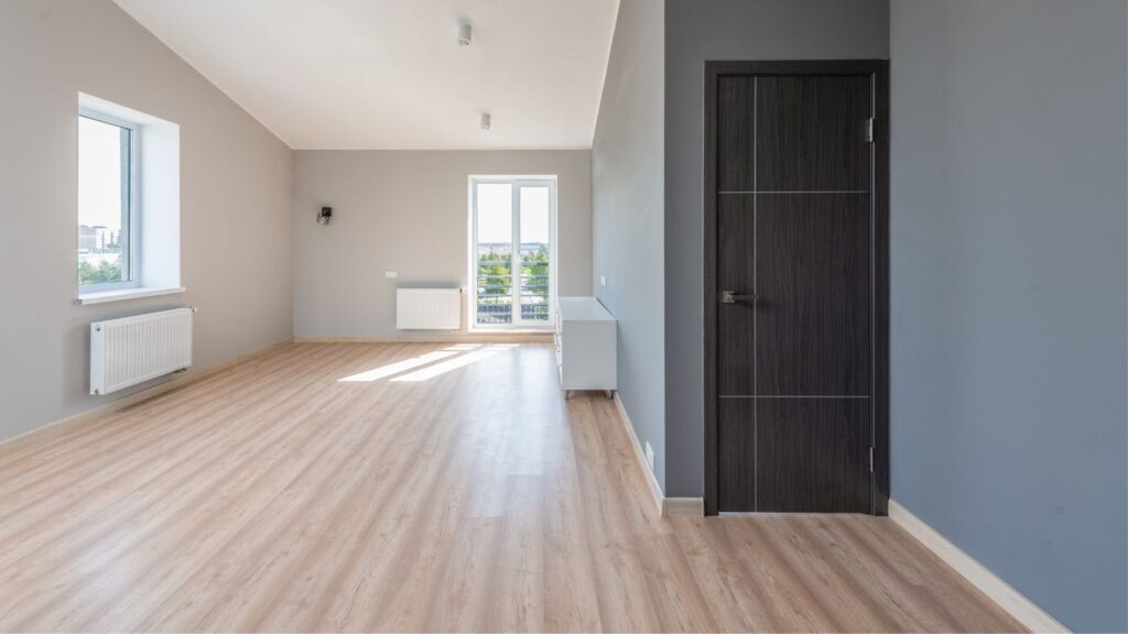 Combine o piso que imita madeira com o estilo do ambiente